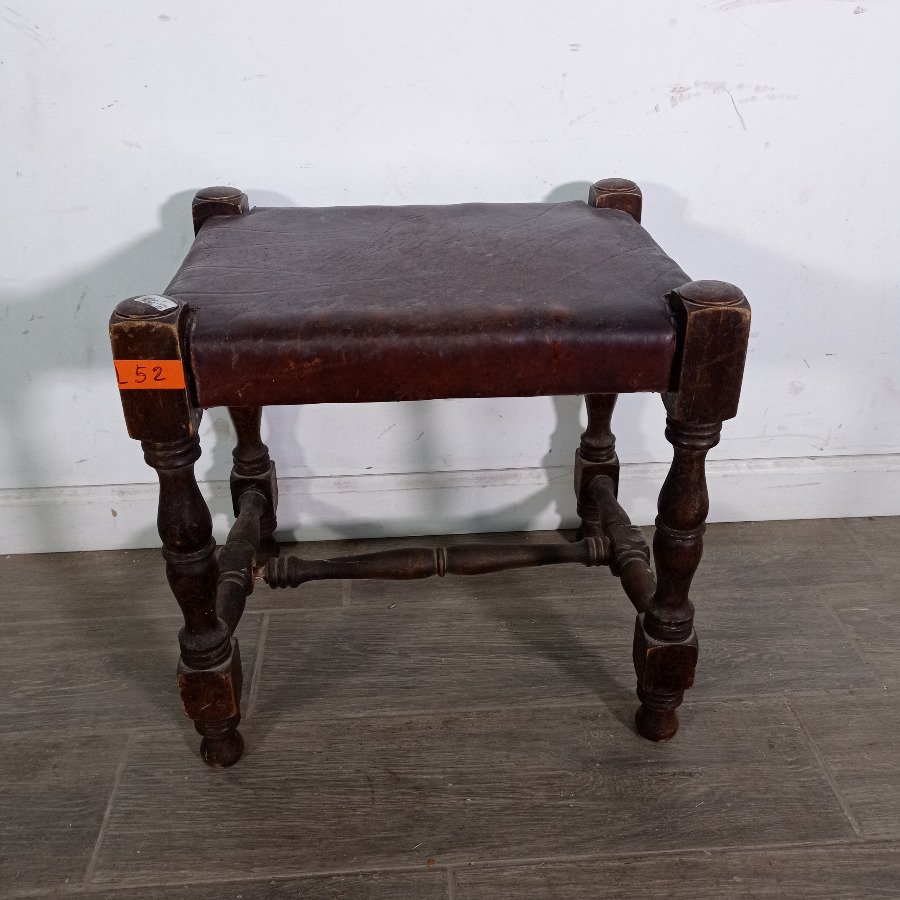 Banqueta Antigua de Cuero con Patas Torneadas