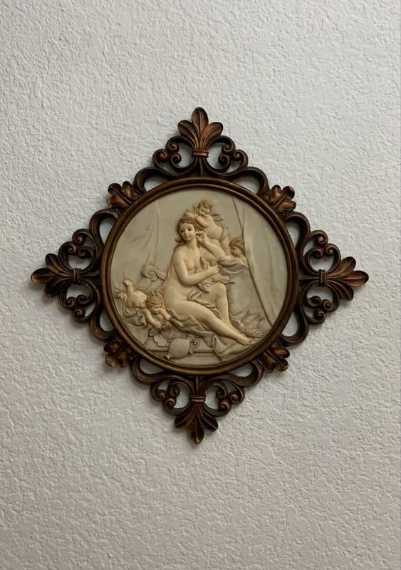 Antiguo cuadro de madera y mármol con escultura - imagen 2