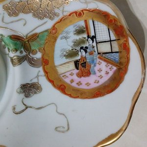 Plato de Merienda Vintage de Porcelana Japonesa con Diseño Pintado a Mano y Detalles Dorados - imagen 2