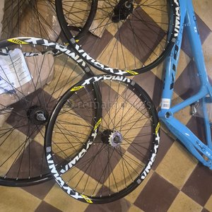 Lote siguiente: Cuadro de Bicicleta GT Rebel Azul con Ruedas Vzan