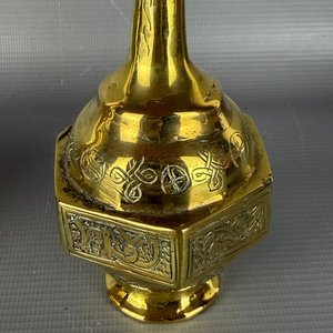 Par de Floreros de Bronce con Grabados Ornamentales - imagen 5