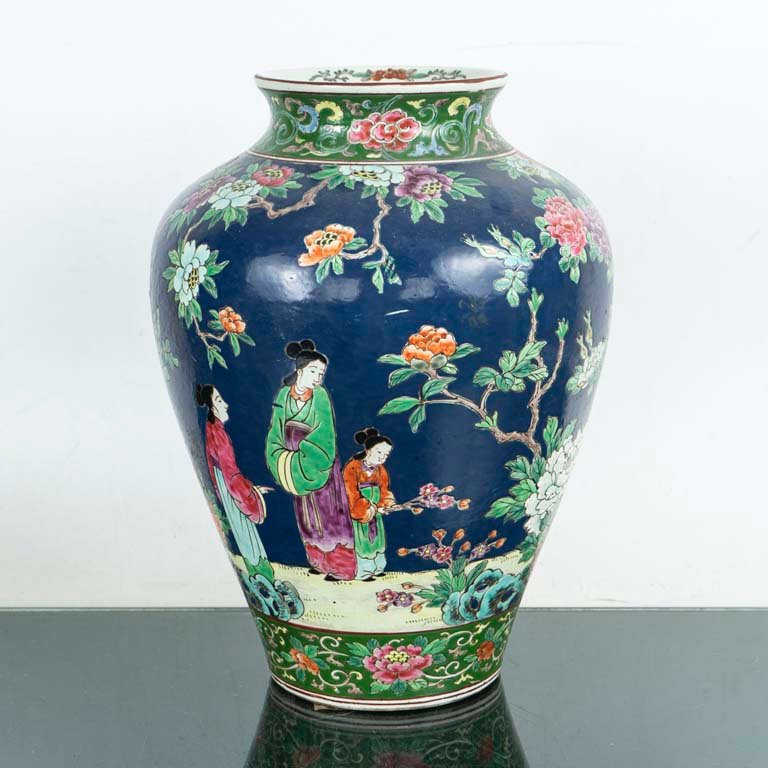 Lote siguiente: Gran florero de porcelana con diseño floral y figuras