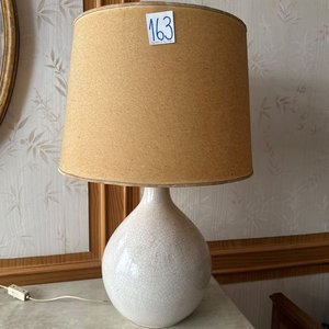 Lámpara de Cerámica Blanca con Base Redonda y Pantalla Texturizada - imagen 1