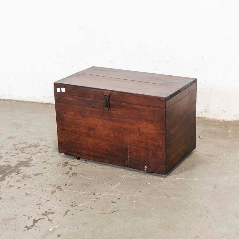 Lote anterior: Baúl de madera con fisura y detalles en la superficie