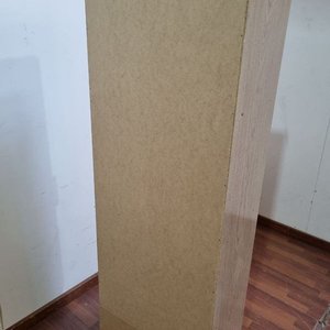 Mueble Vertical con Puerta y Estantes Abiertos - imagen 4