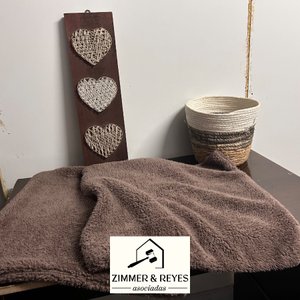 Decoración: Canasto, Manta y Panel de Corazones - imagen 4