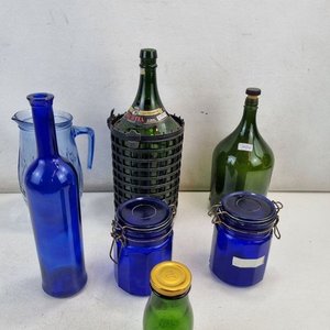 Lote de 7 Piezas: Jarra Azul, Botellas y Frascos de Colores, Damajuana con Canasto - imagen 2
