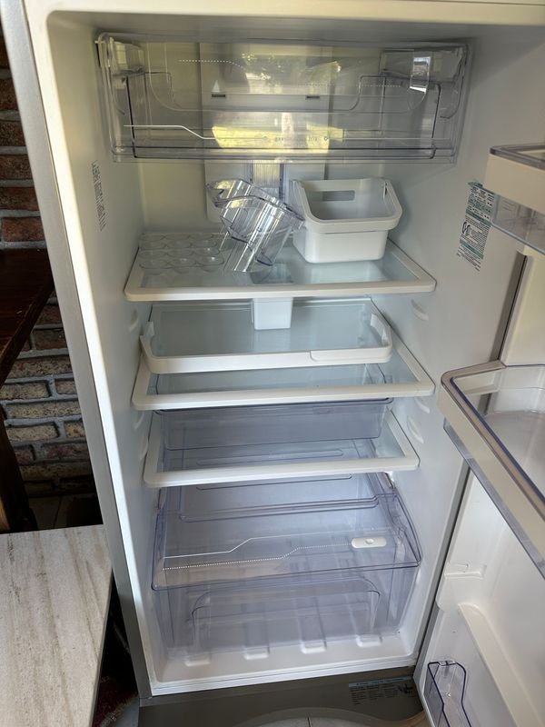 Heladera Electrolux con dispensador de agua (casi nueva) - imagen 7