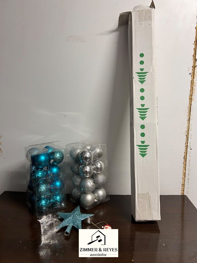 Árbol de Navidad con Adornos Nuevos en Caja