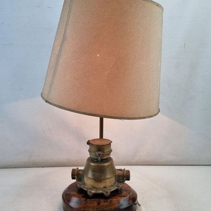 Lámpara de Mesa Diseño Único: Base de Medidor de Agua en Bronce y Madera Lustrada - imagen 3