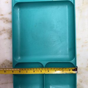 Lote de Bandejas Metálica y Plástica, Jarra y Exprimidor Manual de Vidrio - imagen 9