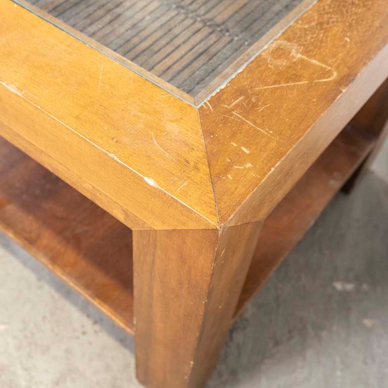 Mesa lateral de living en madera con tapa de vidrio y estera - imagen 3