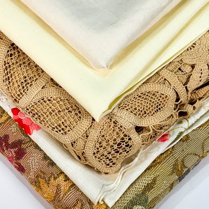 Lote de Servilletas y Carpetas de Hilo y Tela con Decoración Floral - imagen 3
