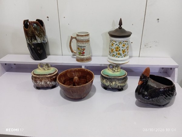 Lote de 7 piezas de cerámica: florero, jarra, galletero, recipientes, budinera y cisne decorativo - imagen 1