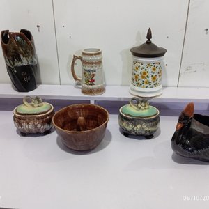 Lote siguiente: Lote de 7 piezas de cerámica: florero, jarra, galletero, recipientes, budinera y cisne decorativo