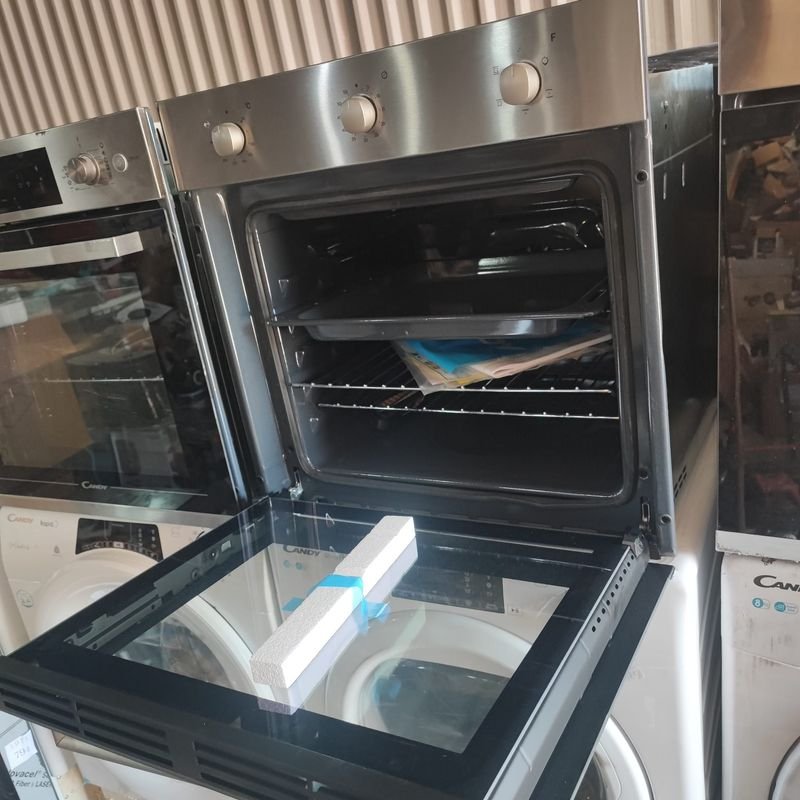 Horno de empotrar nuevo y en excelente estado
