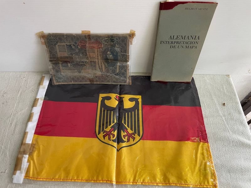 Billete de 1000 Coronas Austrohúngaras de 1902 y Bandera de Alemania