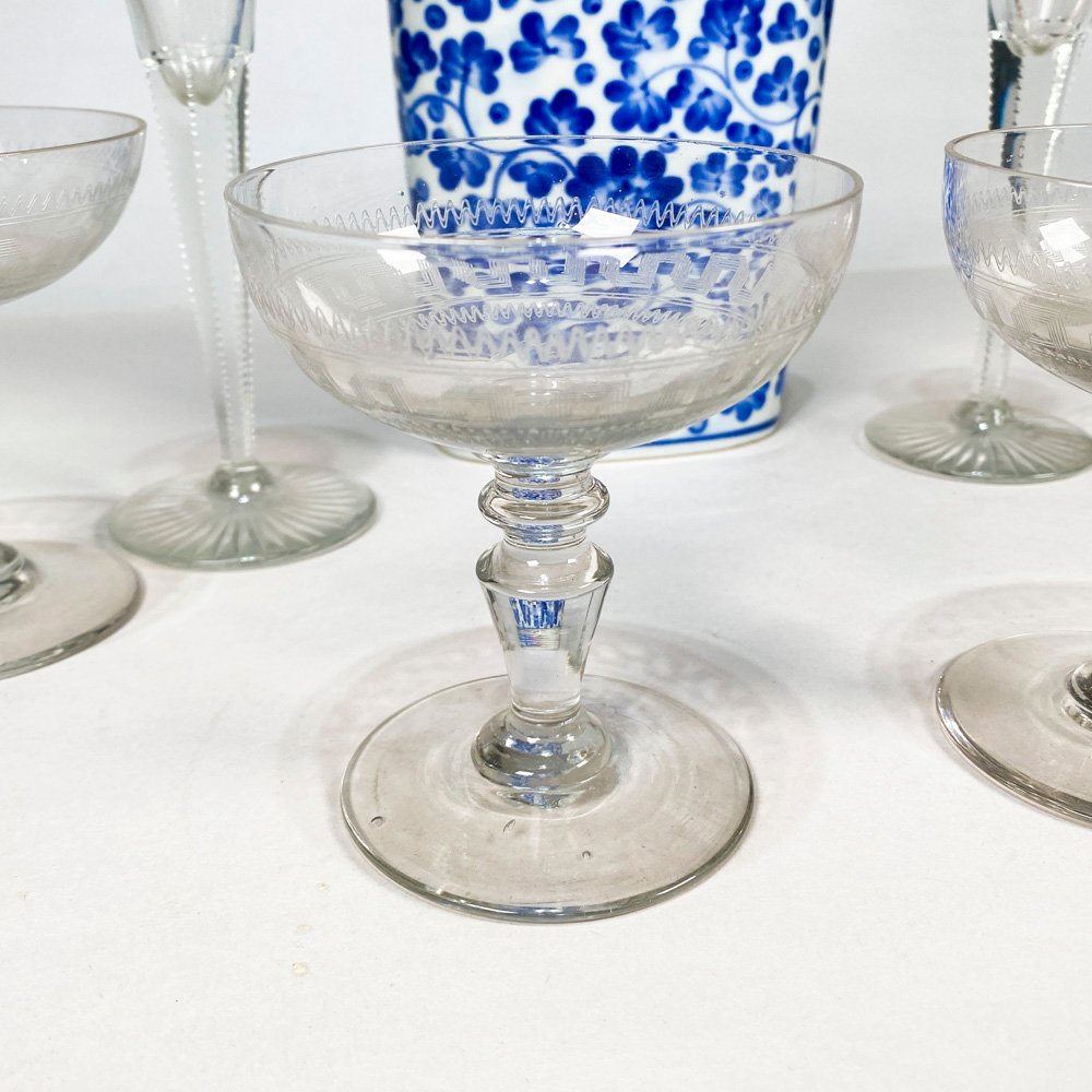 Set de copas hialinas y florero azul decorado - imagen 2