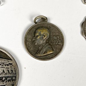 Lote de 4 piezas de plata: medalla, llavero, colgante y cucharita - imagen 4
