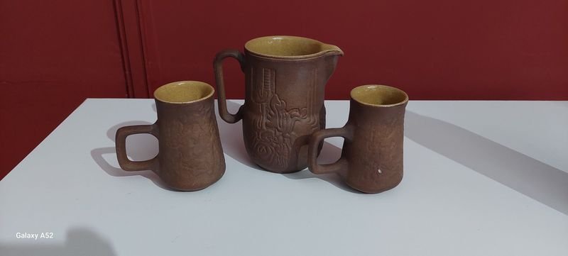Lote siguiente: Jarras de barro marrón