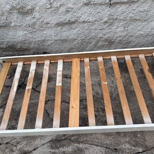 Cama de una plaza de madera con parrilla - imagen 3