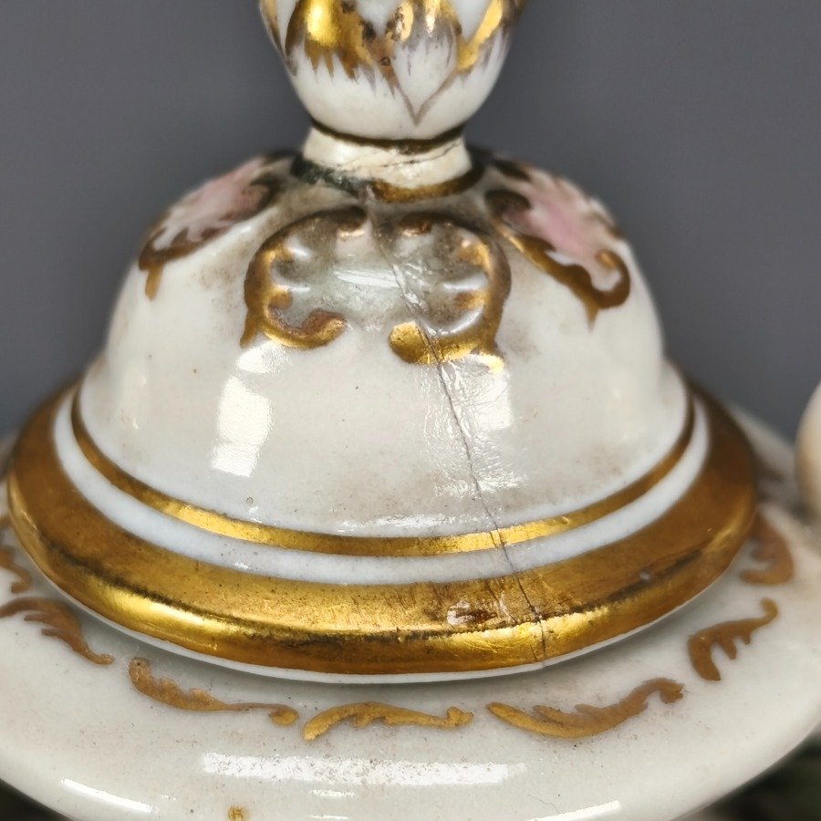 Vaso de porcelana con decoración floral y detalles pintados - imagen 8