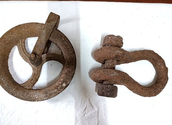 Roldana y Grillete Antiguos de Hierro Oxidado