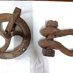 Roldana y Grillete Antiguos de Hierro Oxidado - imagen 1