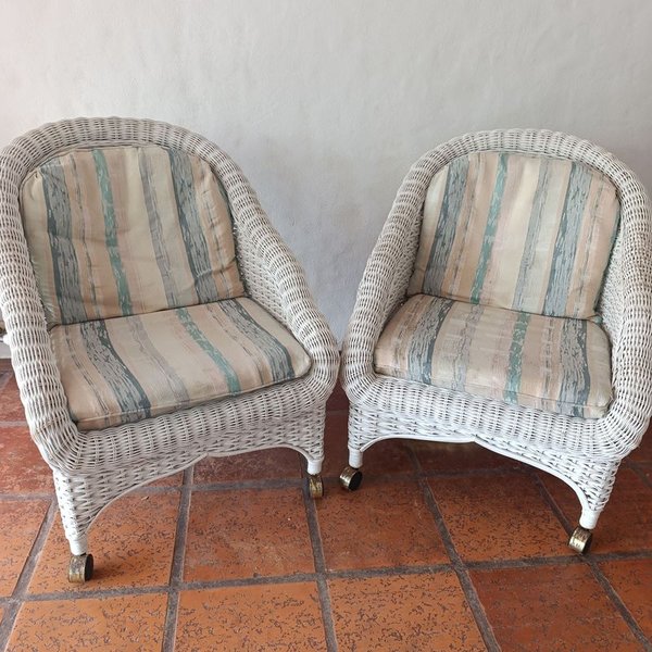 Par de Sillones de Mimbre Blancos con Ruedas y Almohadones Rayados