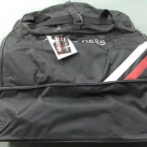 Lote siguiente: Bolsos de Viaje Negros con Ruedas y Detalles Deportivos
