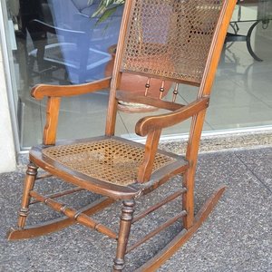 Mecedora Antigua de Madera con Detalles - imagen 2
