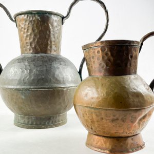 Dos piezas en cobre, jarrón asas laterales de 29 x 32 cm y jarra de 16 cm (con abolladuras) - imagen 3