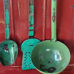 Colgador de Utensilios Esmaltado Rojo con Tres Piezas Verdes - imagen 2