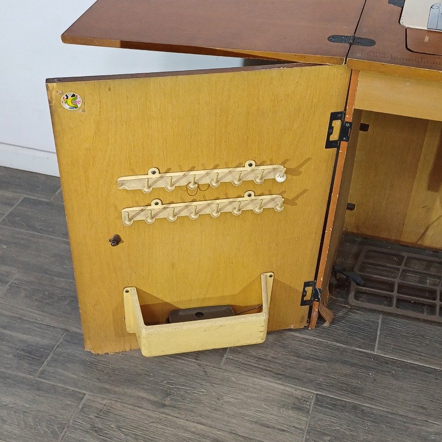 Maquina de coser con mueble vintage - imagen 6