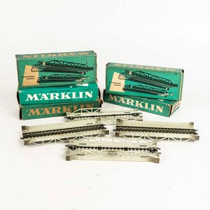 Lote siguiente: 5 cajas con dos tramos de vías marca Marklin