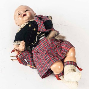 Muñeca Antigua de Colección con Ojos de Vidrio y Vestimenta Escocesa - imagen 1