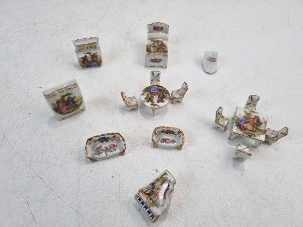Delicado Set de Miniaturas de Porcelana Limoges Estilo Luis XV con Detalles Dorados - imagen 1