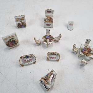 Lote siguiente: Delicado Set de Miniaturas de Porcelana Limoges Estilo Luis XV con Detalles Dorados