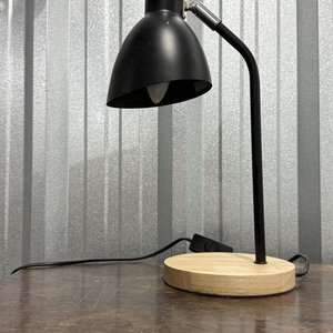 Lote anterior: Lámpara de Escritorio Metálica Negra con Base de Madera Clara