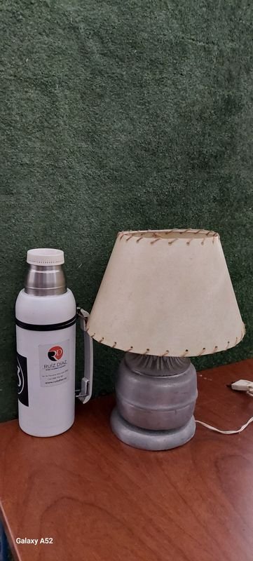 Lámpara de mesa con base de metal y sombra blanca - imagen 4