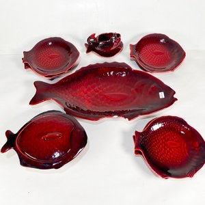 Lote siguiente: Conjunto de 10 Piezas de Loza Bordo con Forma de Pez: Fuente Grande y Platos