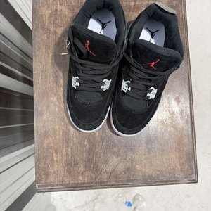 Zapatillas Air Jordan 4 Negras con Detalles Rojos y Blancos - imagen 2