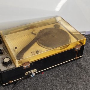 Lote siguiente: Tocadiscos Clifton Solid State con Radio a Revisar