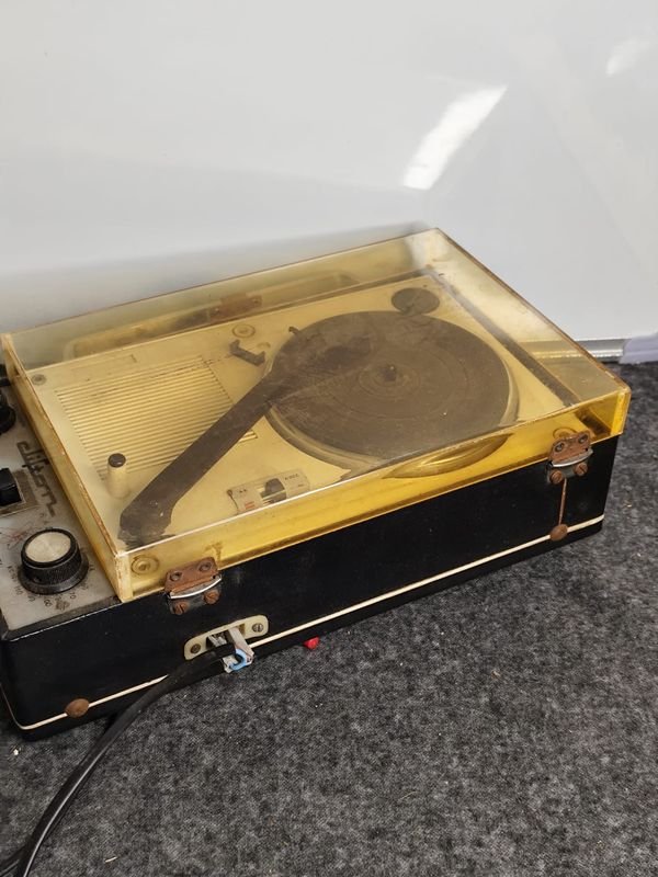 Tocadiscos Clifton Solid State con Radio a Revisar
