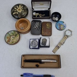 Lote de Objetos Varios: Reloj, Lapicera, Cajas, Latas, Medallas y Adornos - imagen 2