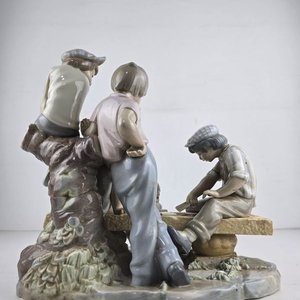Grupo de niños jugando, tapa de catálogo Zafir S.A. - imagen 10