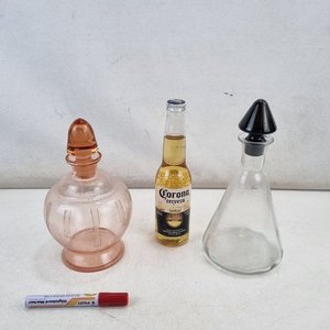 Set de 2 Frascos Decorativos de Vidrio: Salmon Acanalado y Triangular con Tapon Oscuro - imagen 2