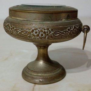 Cofre Antiguo Bronceado Estilo Art Nouveau con Tapa de Vidrio - imagen 2
