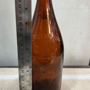 Botella Antigua Vidrio Ámbar Cervecerías del Uruguay Relieve 30 cm - imagen 4