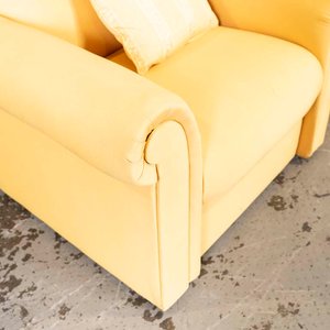 Tres piezas de living tapizadas en tela color amarillo (diferentes tapizados entre los sillones y el sofá). Tapizados para limpiar. - Medidas: 215 x 75 x 70cm - imagen 2